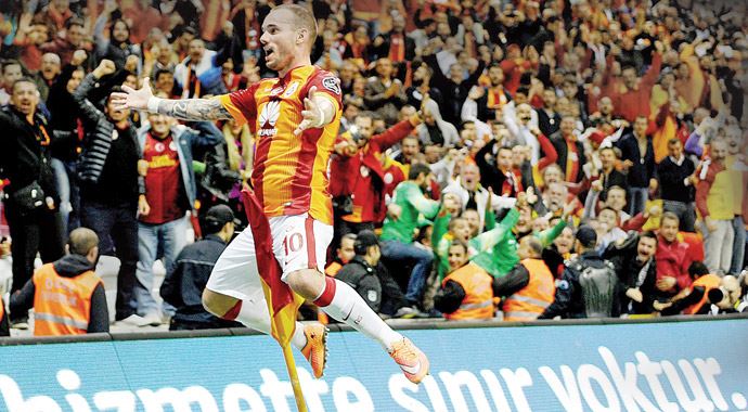 Fener'e iki gol attı, Prandelli'yi ikna etti! Sneijder zaferi... Fener'e iki gol attı, Prandelli'yi ikna etti! Sneijder zaferi...