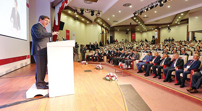 Davutoğlu'ndan üniversitelilere uyarı: Slogan değil fikir üretin Davutoğlu'ndan üniversitelilere uyarı: Slogan değil fikir üretin