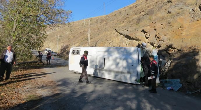 Öğrenci servisi devrildi: 15 yaralı