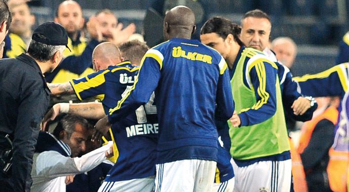 İsmail Kartal eleştirilere isyan etti: Ben Fenerbahçe'nin evladıyım İsmail Kartal eleştirilere isyan etti: Ben Fenerbahçe'nin evladıyım