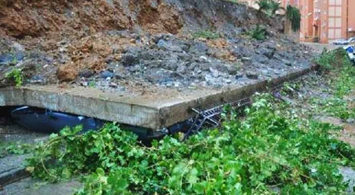 İstinat duvarı 13 aracın üstüne çöktü