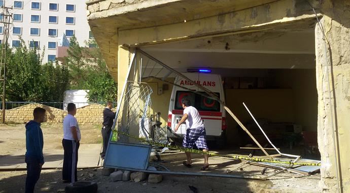 Hasta almaya giden ambulans kaza yaptı: 5 yaralı Hasta almaya giden ambulans kaza yaptı: 5 yaralı