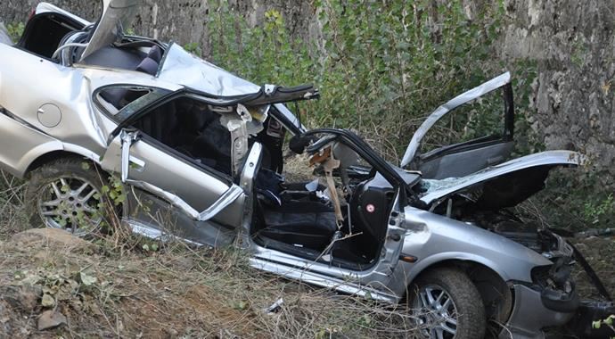 Düğün konvoyunda kaza: 2 ölü Düğün konvoyunda kaza: 2 ölü