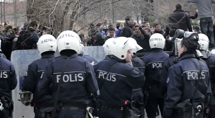 İstanbul&#039;da polise satırlı saldırı