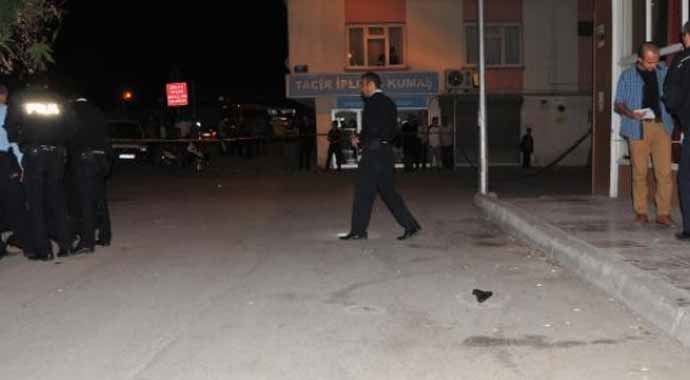 Fatih'te polise satırlı saldırı Fatih'te polise satırlı saldırı