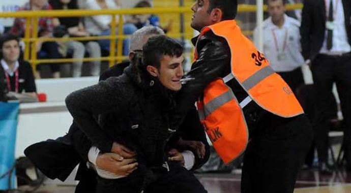 Trabzonspor Medical Park - Fenerbahçe Ülker maçında olay! Trabzonspor Medical Park - Fenerbahçe Ülker maçında olay!