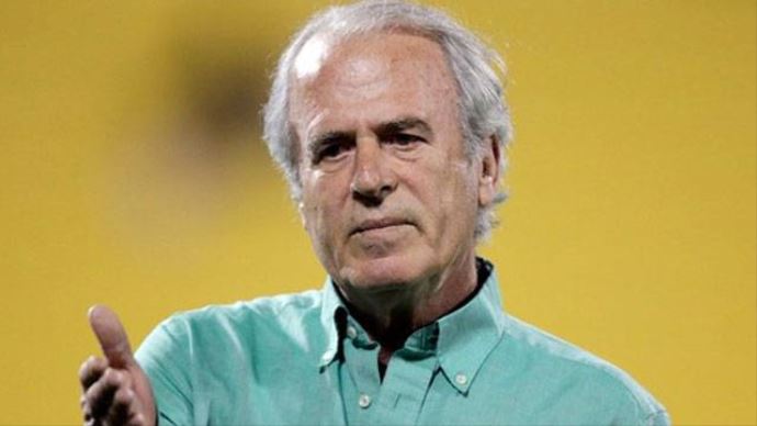 Mustafa Denizli: 'Galatasaray dükkanı kapatsın' Mustafa Denizli: 'Galatasaray dükkanı kapatsın'