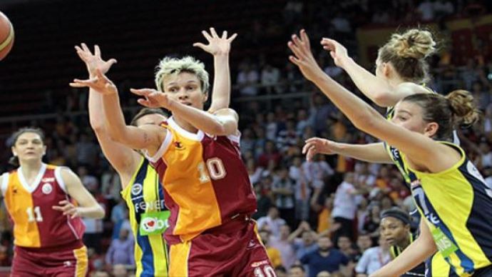 Galatasaraylı taraftarlar Florya'ya akın etti Galatasaraylı taraftarlar Florya'ya akın etti