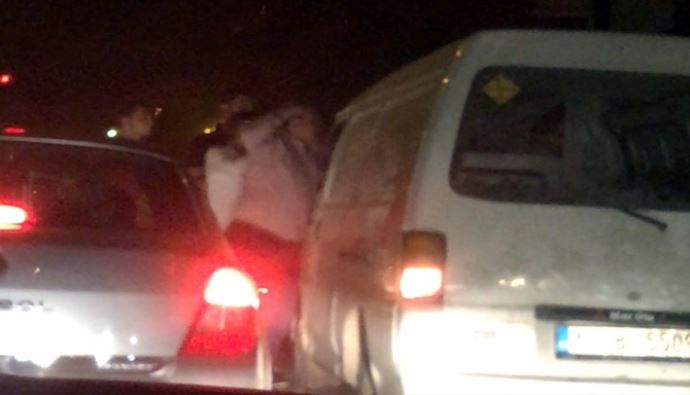 Trafikte tekerler değil, yumruklar konuştu!