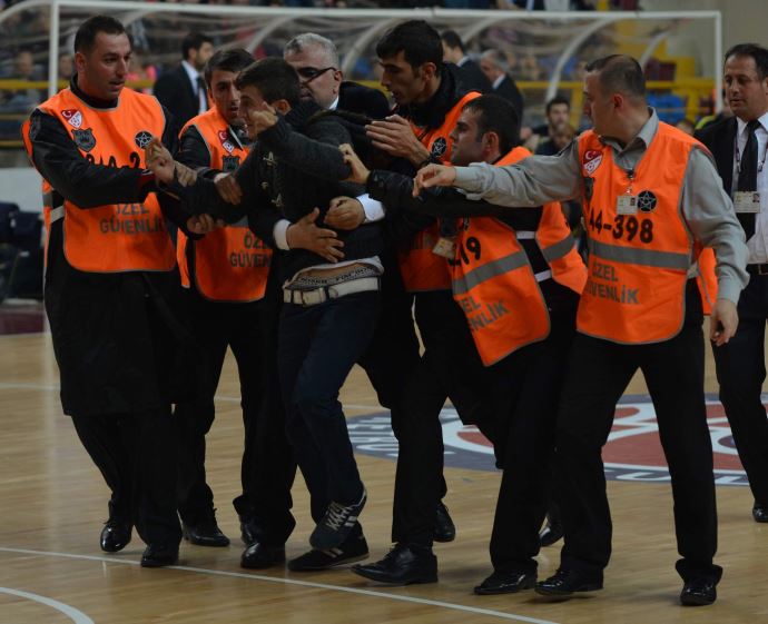 Fenerbahçe maçında &#039;Beşiktaşlı&#039; gerginliği!