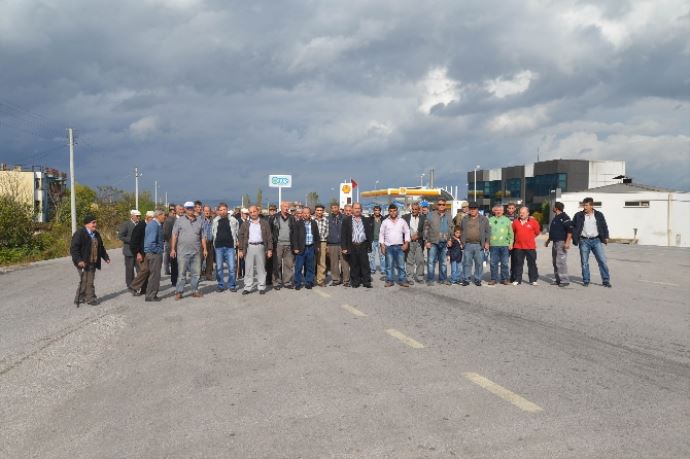 Köylüler Balıkesir-Bigadiç kara yolunu trafiğe kapattı