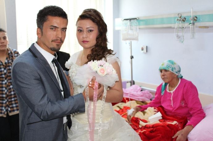 İlk danslarını hastane odasında yaptılar!