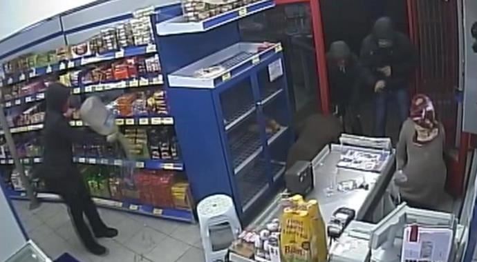Haraç vermeyen marketi böyle kundakladılar