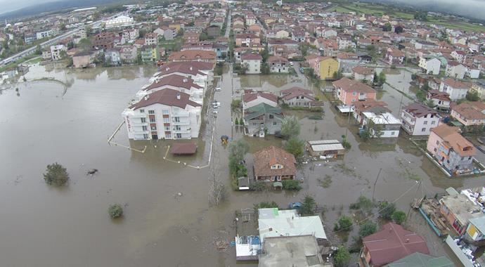 Kocaeli&#039;nin 1 aylık yağmuru, Kartepe&#039;ye 6 saatte düştü