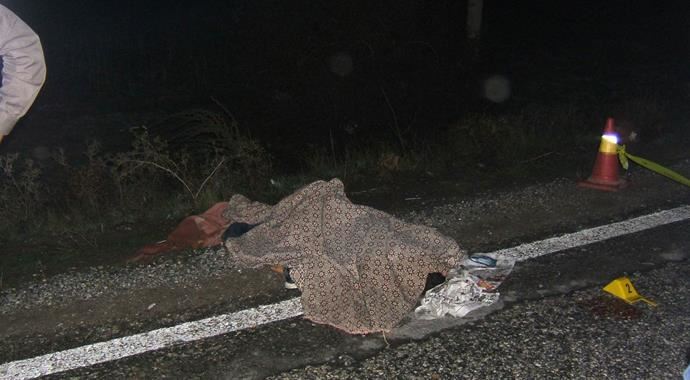 Yolda yürüyen liselilere TIR çarptı: 3 ölü