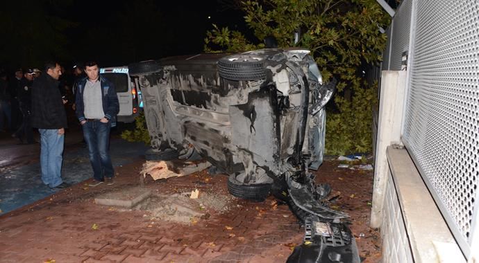 Polis arabası kaza yaptı, yaralı polisler var Polis arabası kaza yaptı, yaralı polisler var
