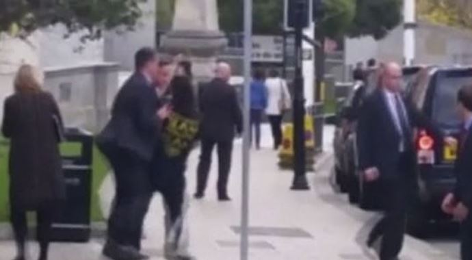 İngiltere Başbakanı Cameron&#039;a saldırı kamerada