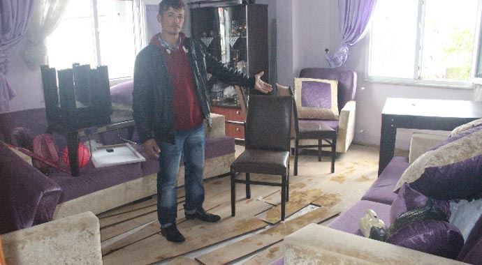 11 gün önce evlenen çiftin evi sular altında kaldı 11 gün önce evlenen çiftin evi sular altında kaldı