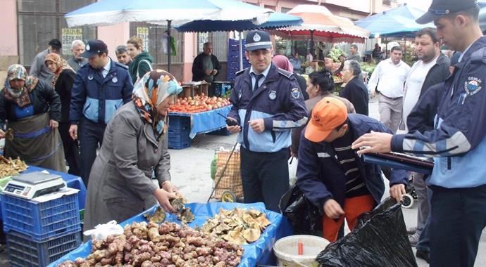 Zabıtalar pazarda mantar denetimi yaptı Zabıtalar pazarda mantar denetimi yaptı