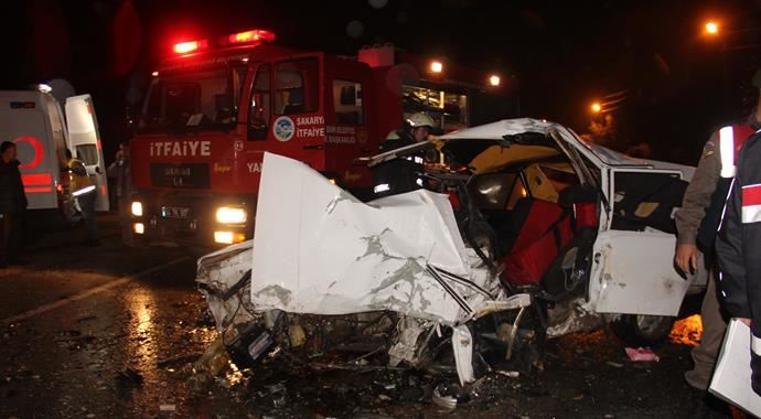 Sakarya&#039;da otomobil kamyonetle çarpıştı, ölü ve yaralılar var