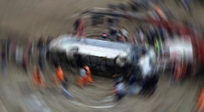 Öğrenci minibüsü kamyonla çarpıştı, 11 ölü var Öğrenci minibüsü kamyonla çarpıştı, 11 ölü var