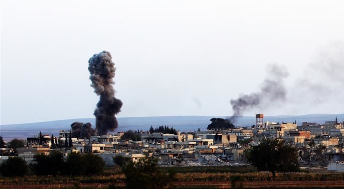 ABD bomba yağdırdı, PYD bayrak astı ABD bomba yağdırdı, PYD bayrak astı