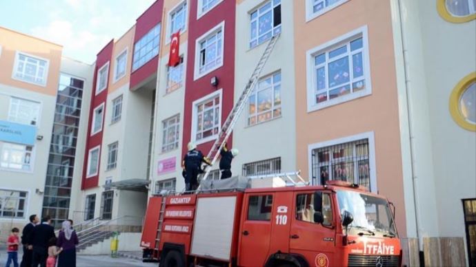 Okulda unutulan Ayfer'i itfaiye kurtardı Okulda unutulan Ayfer'i itfaiye kurtardı