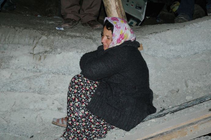 Eşini ve kardeşini ocak girişinde bekliyor Eşini ve kardeşini ocak girişinde bekliyor