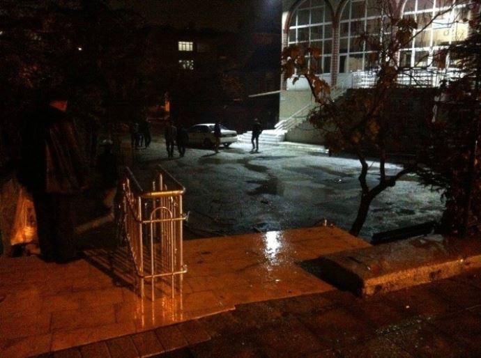 Otomobil cami avlusuna uçtu