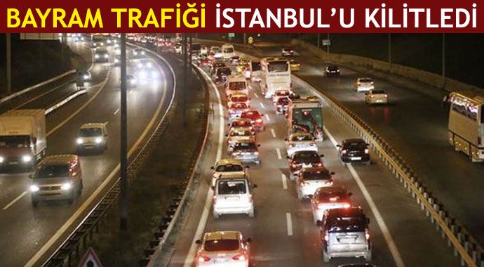 İstanbul&#039;da bayram trafiği gece de sürüyor