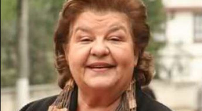 Defne Yalnız, sette bayram hediyesi dağıttı