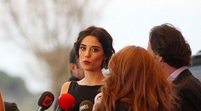 Cansu Dere'ye kötü haber! Bacağından vuruldu!.. Cansu Dere'ye kötü haber! Bacağından vuruldu!..