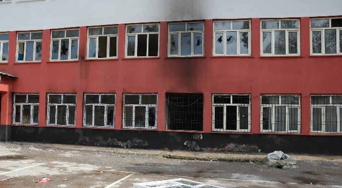 3 okulu daha kundakladılar