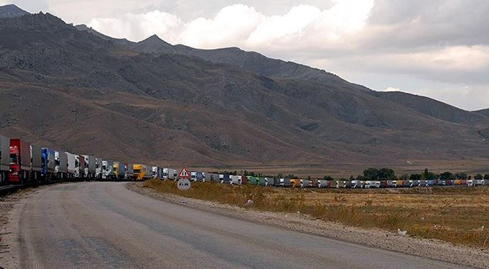 Yüzlerce Türk şoför sınırda mahsur!