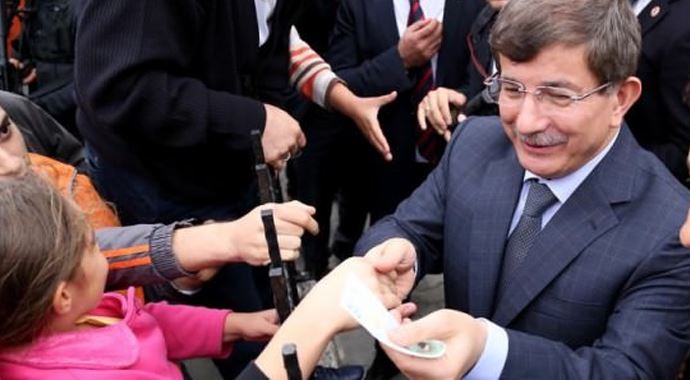 Ahmet Davutoğlu çocuklara harçlık dağıtı Ahmet Davutoğlu çocuklara harçlık dağıtı
