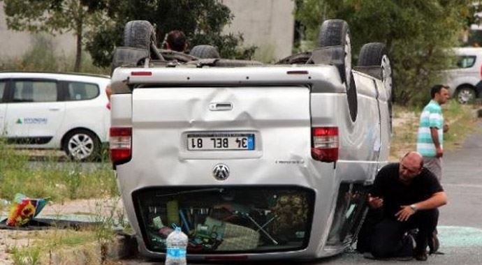 Minibüs takla attı: 7 yaralı Minibüs takla attı: 7 yaralı