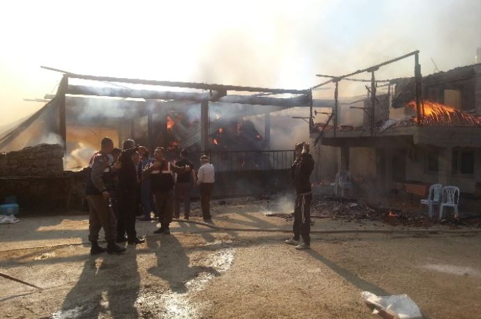Bayram arifesi yangın çıkan yangın 250 kurbanlığı telef etti Bayram arifesi yangın çıkan yangın 250 kurbanlığı telef etti