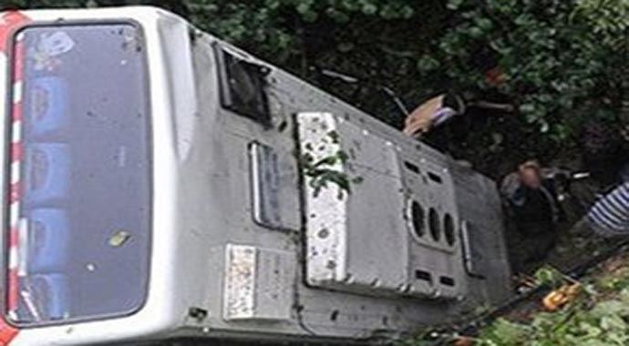 Pakistan'da minibüs uçuruma yuvarlandı: 10 ölü var