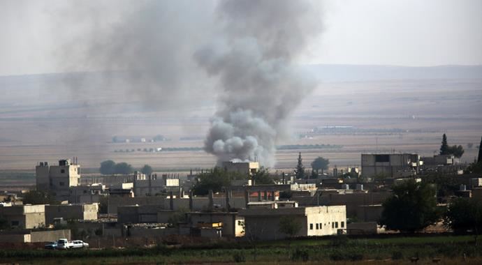 Savaş uçakları Kobani'de IŞİD tanklarını vurdu