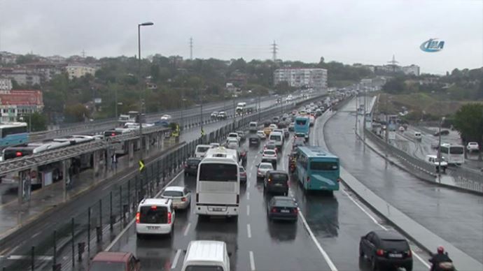 İstanbul'da sağanak yağış trafiği felç etti - son durum İstanbul'da sağanak yağış trafiği felç etti - son durum