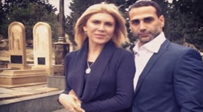 Doğuş ve eşi mezarlıkta Doğuş ve eşi mezarlıkta