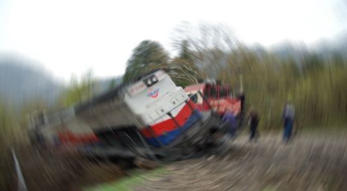 Uşak'ta lokomotif arabaya çarptı, 2 ölü var Uşak'ta lokomotif arabaya çarptı, 2 ölü var