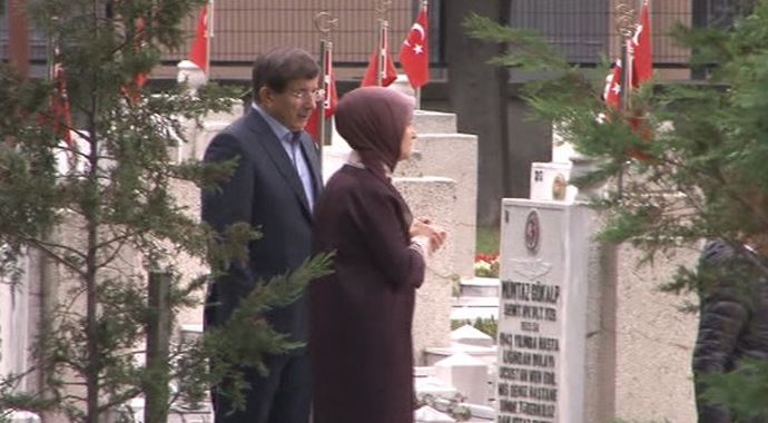 Başbakan Davutoğlu'ndan şehitlik ziyareti