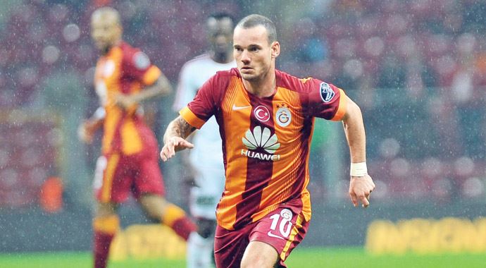 Sneijder yerine dönüyor