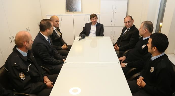 Başbakan Davutoğlu polislerle bayramlaştı