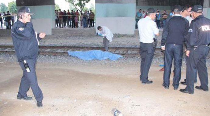 Ayağı kaydı, tren çarptı! Ayağı kaydı, tren çarptı!