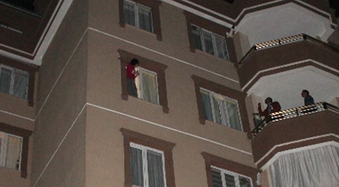 Anne 5 çocuğunu rehin aldı! İşte o görüntüler...