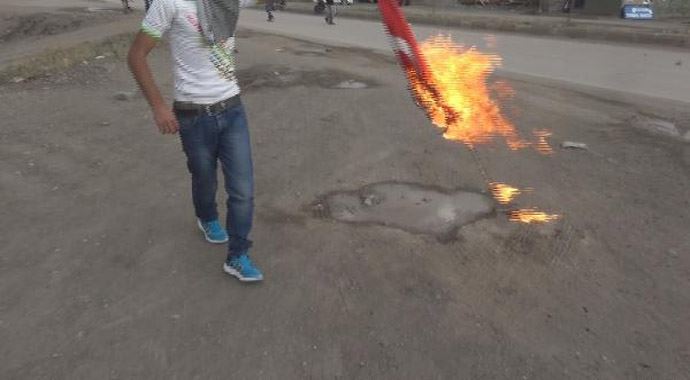 Ağrı&#039;da yol kapatıp Türk bayrağını ateşe verdiler