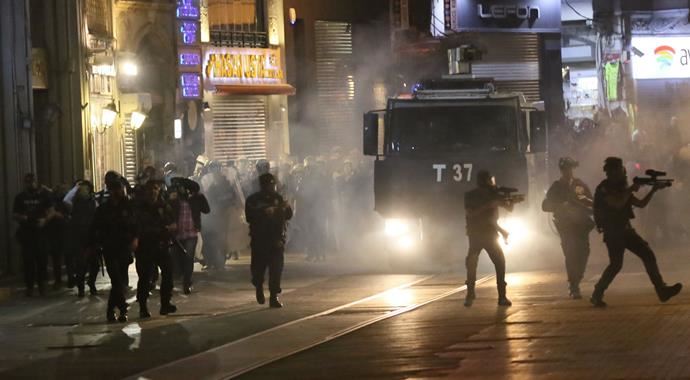 Taksim&#039;deki Kobani gösterilerine polis müdahale etti