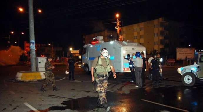 Adıyaman&#039;da 18 polis TOMA&#039;nın altında kalarak yaralandı